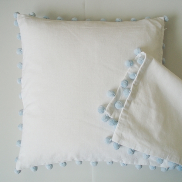 Bild von Kissen uni weiss, 40x40 mit Pompon hellblau